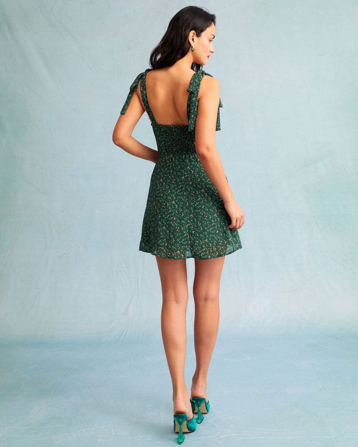 El mini vestido slip floral verde con escote corazón