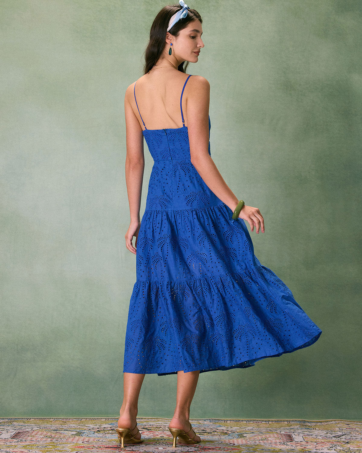 Vestido midi azul con escote corazón y bordado