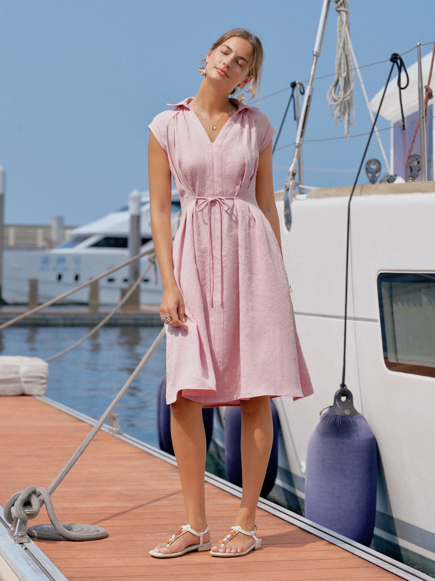 Vestido midi de mezcla de viscosa y lino con cuello, escote en V y cordón ajustable