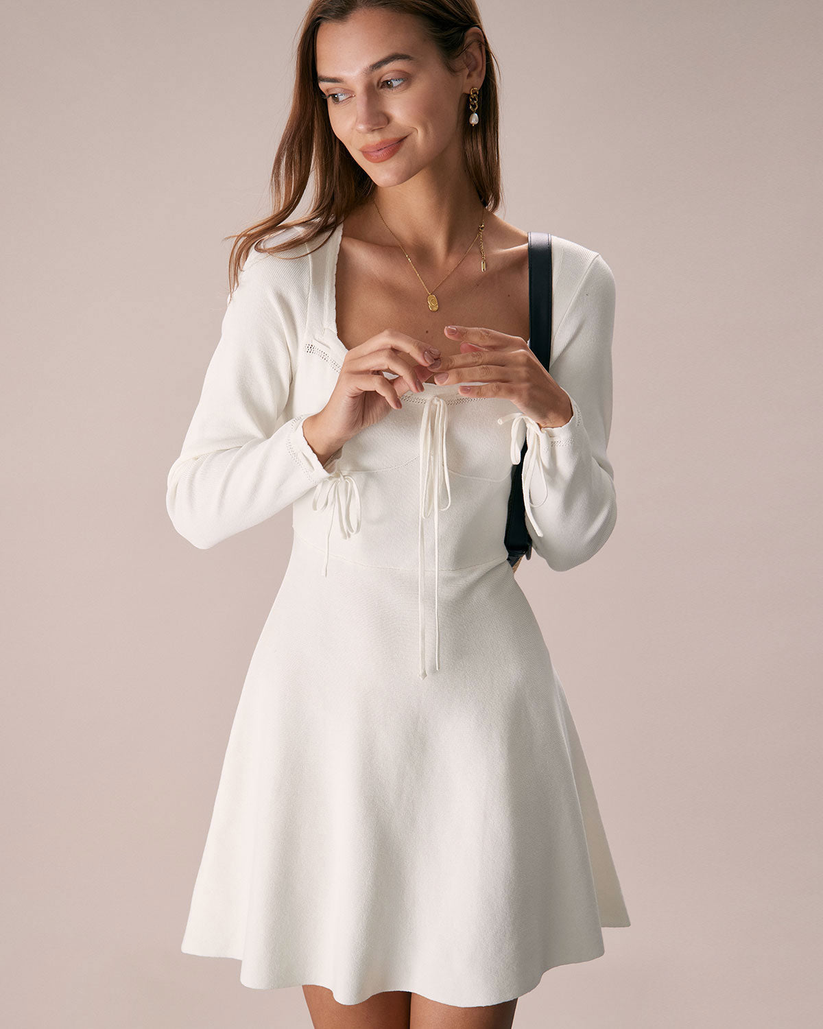 El mini vestido suéter blanco de cuello cuadrado