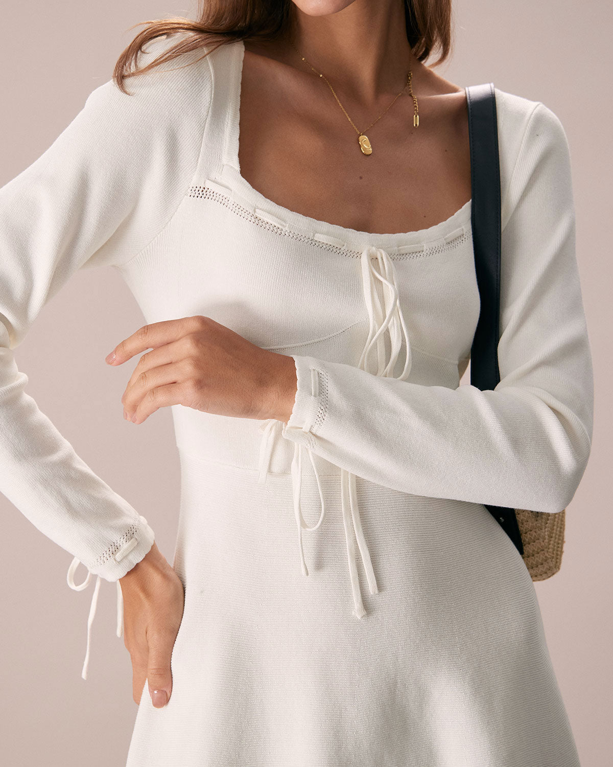 El mini vestido suéter blanco de cuello cuadrado