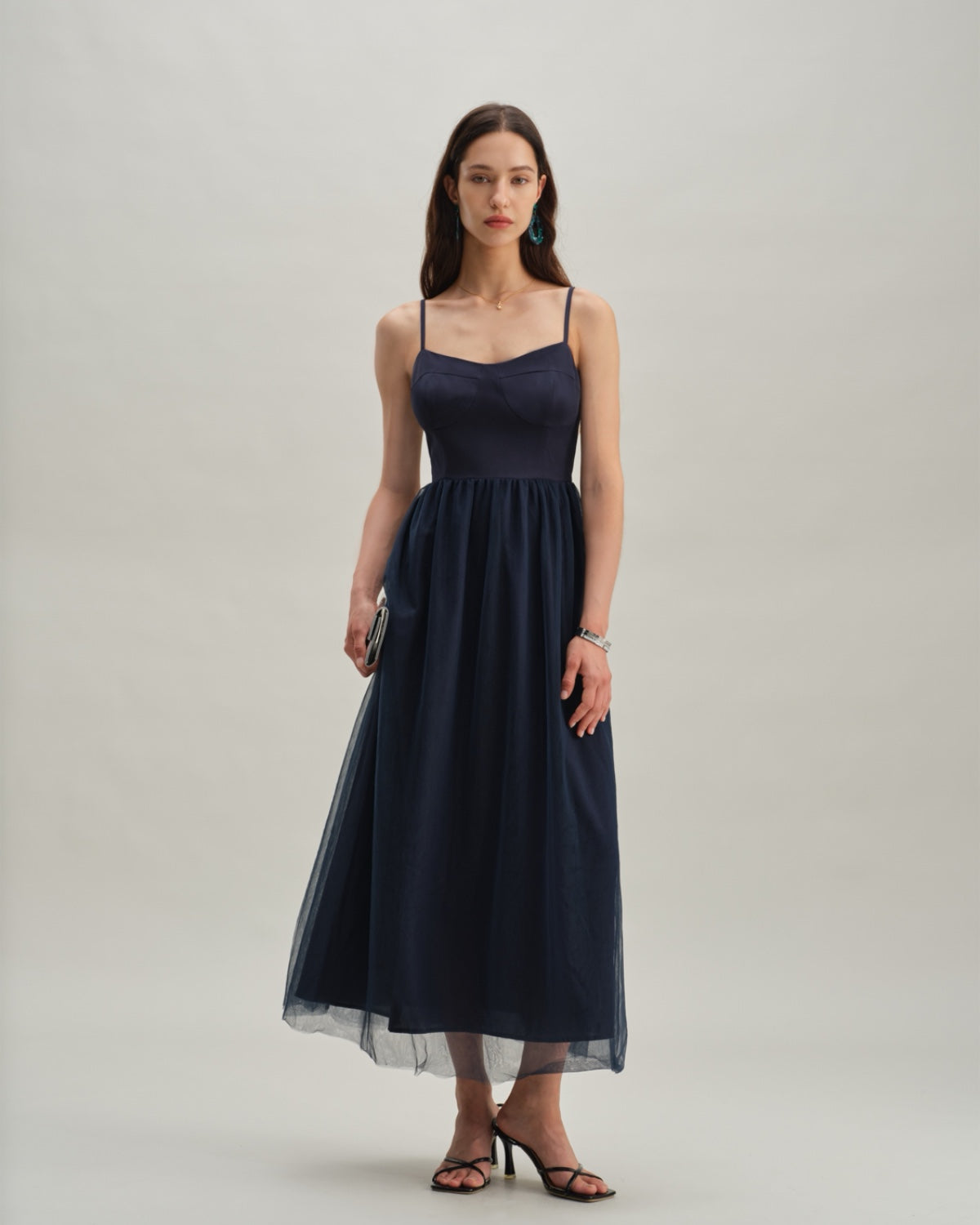 Vestido largo tipo slip azul con fruncido y vuelo