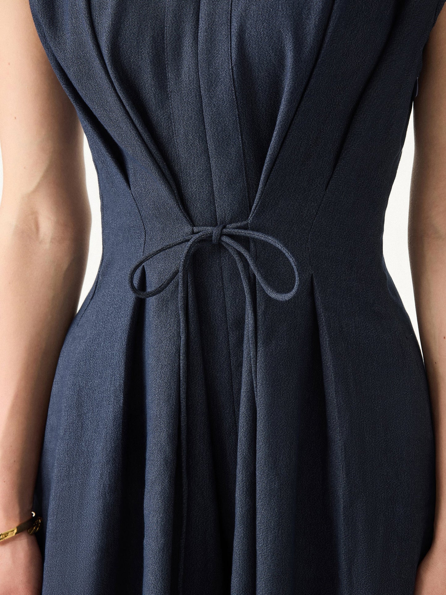 Vestido midi de mezcla de viscosa y lino con cuello, escote en V y cordón ajustable