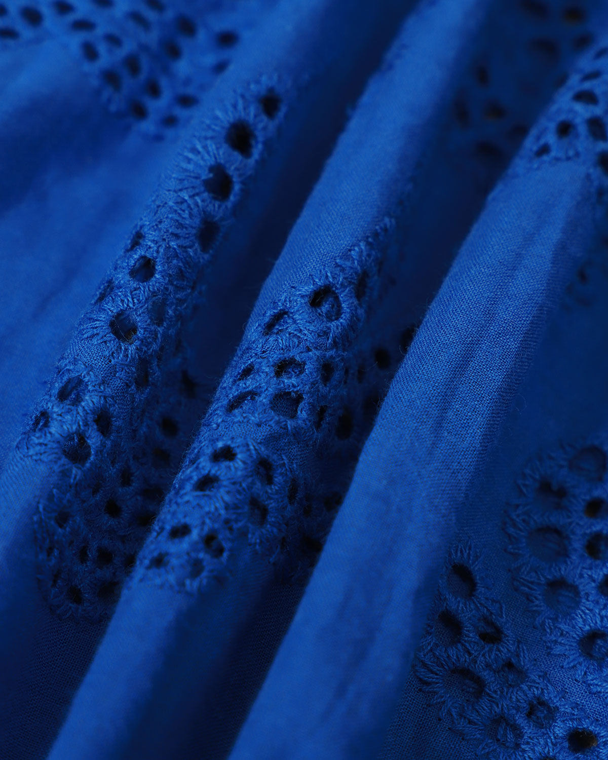 Vestido midi azul con escote corazón y bordado