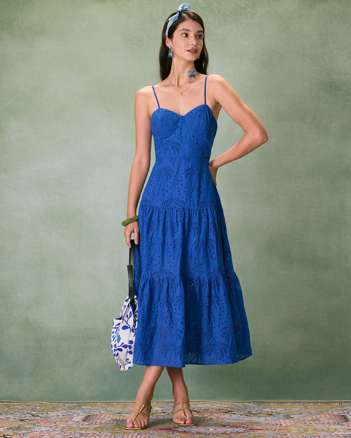 Vestido midi azul con escote corazón y bordado