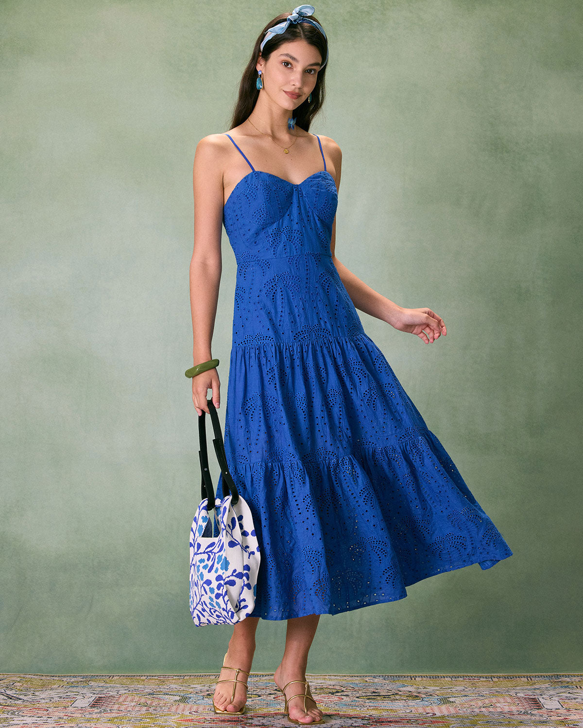 Vestido midi azul con escote corazón y bordado