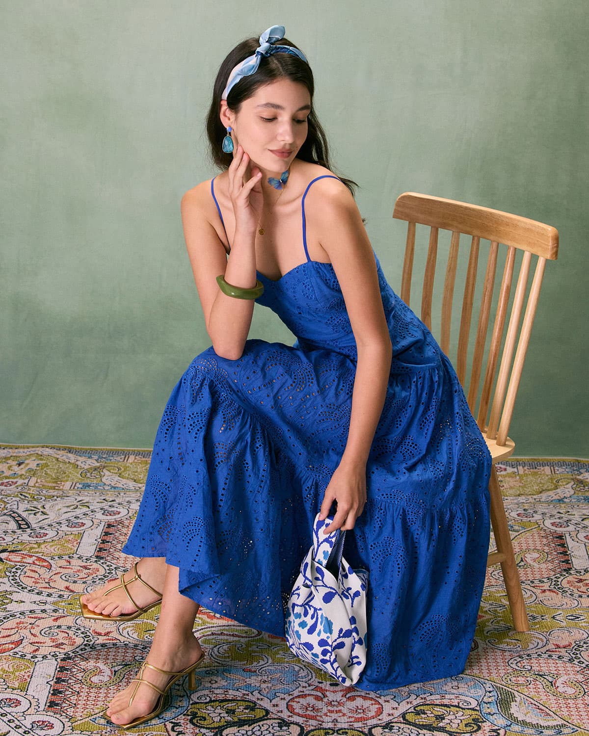 Vestido midi azul con escote corazón y bordado