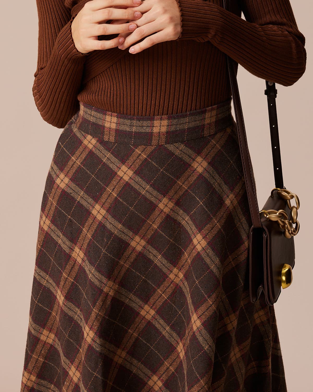 La falda midi de línea A con cintura elástica marrón y estampado de cuadros