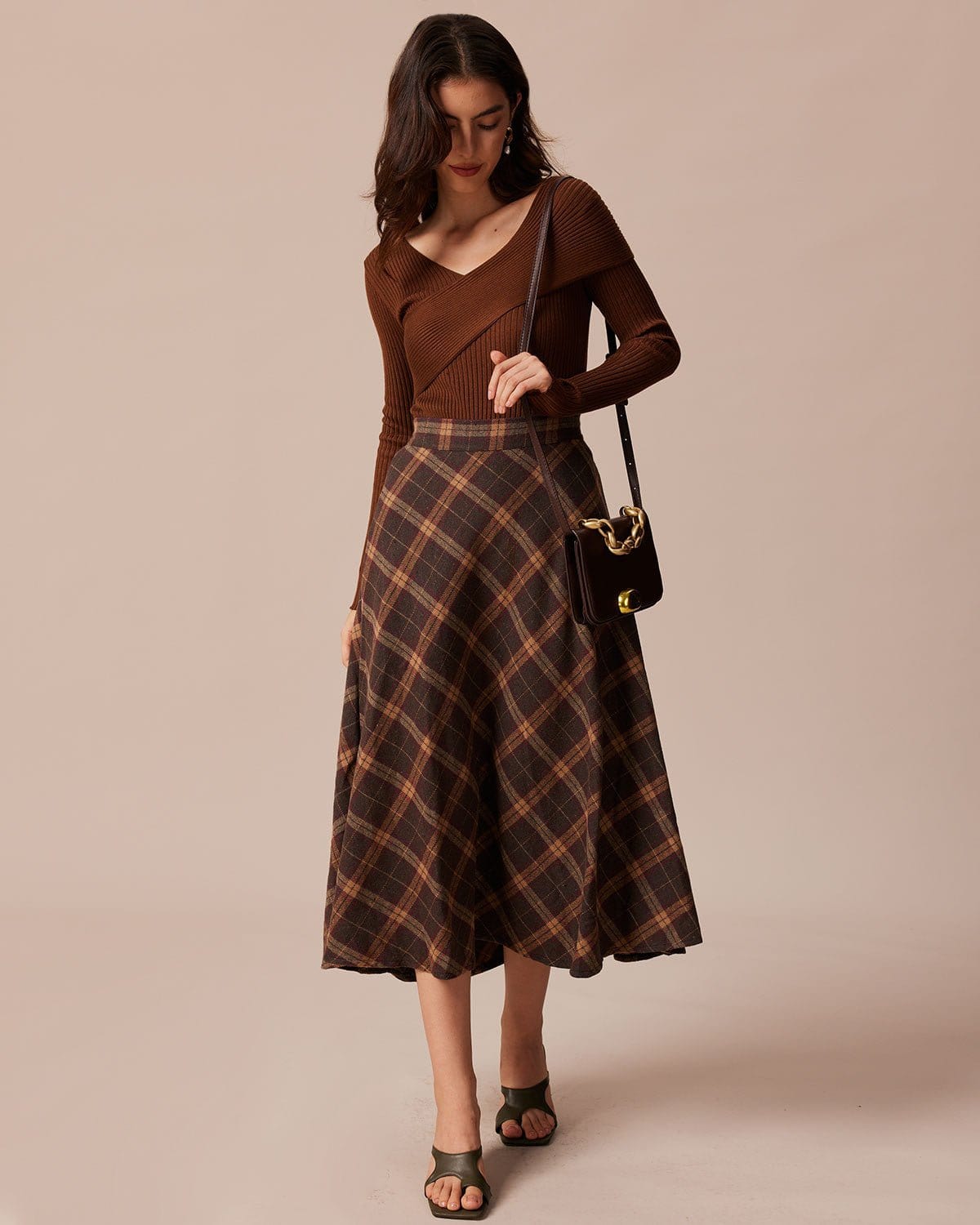 La falda midi de línea A con cintura elástica marrón y estampado de cuadros
