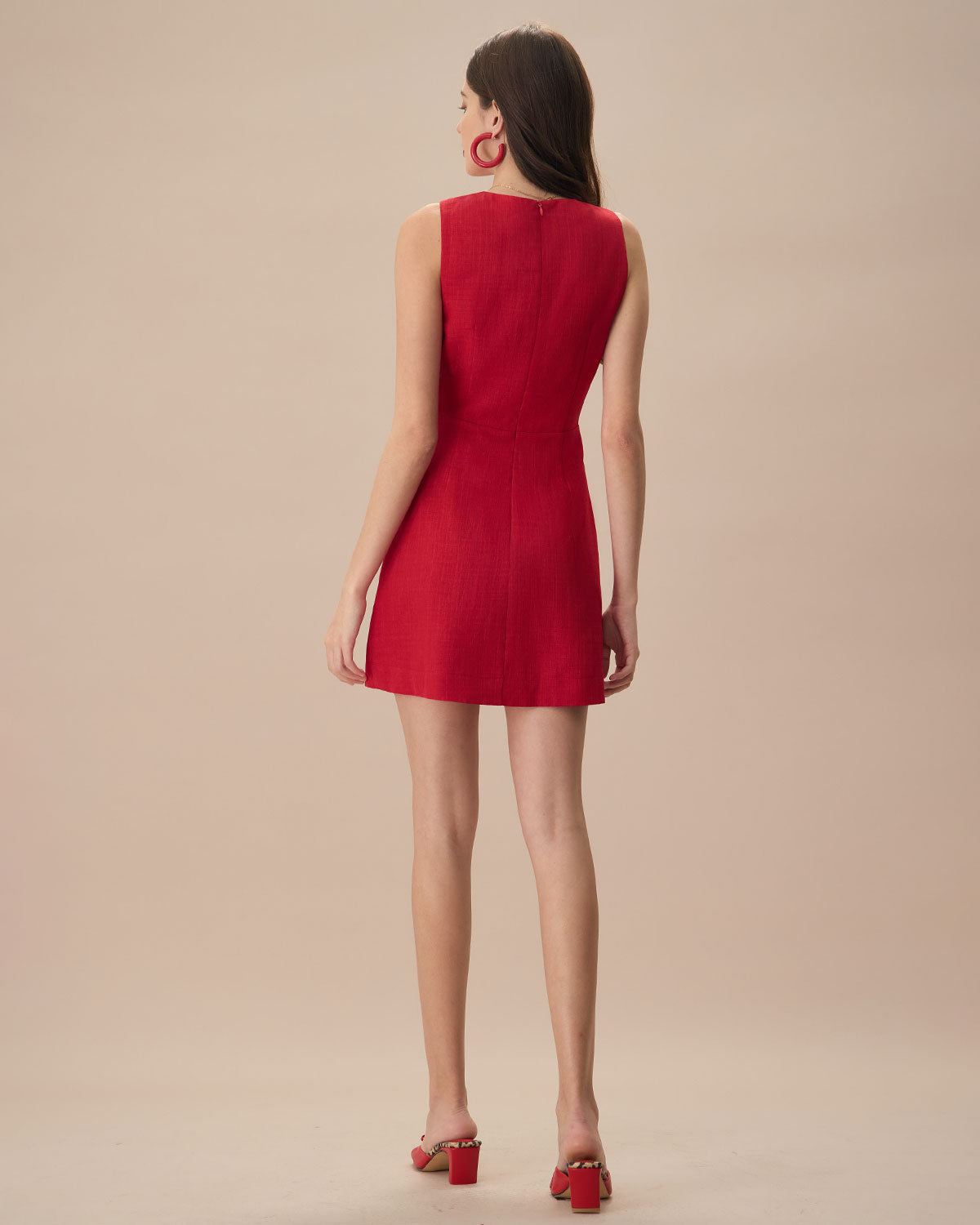 El mini vestido sin mangas de lino con escote en V rojo