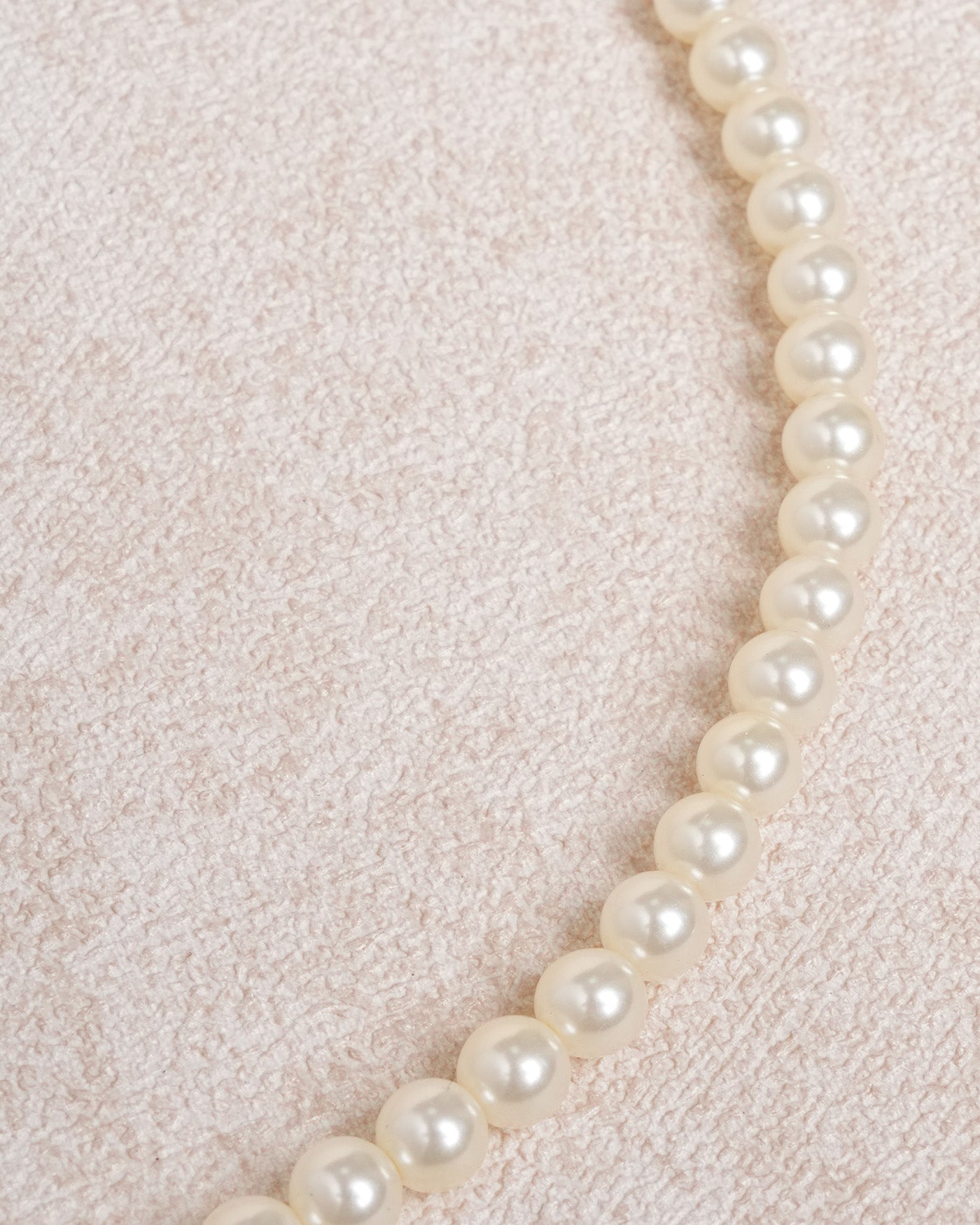 Collar de perlas blancas