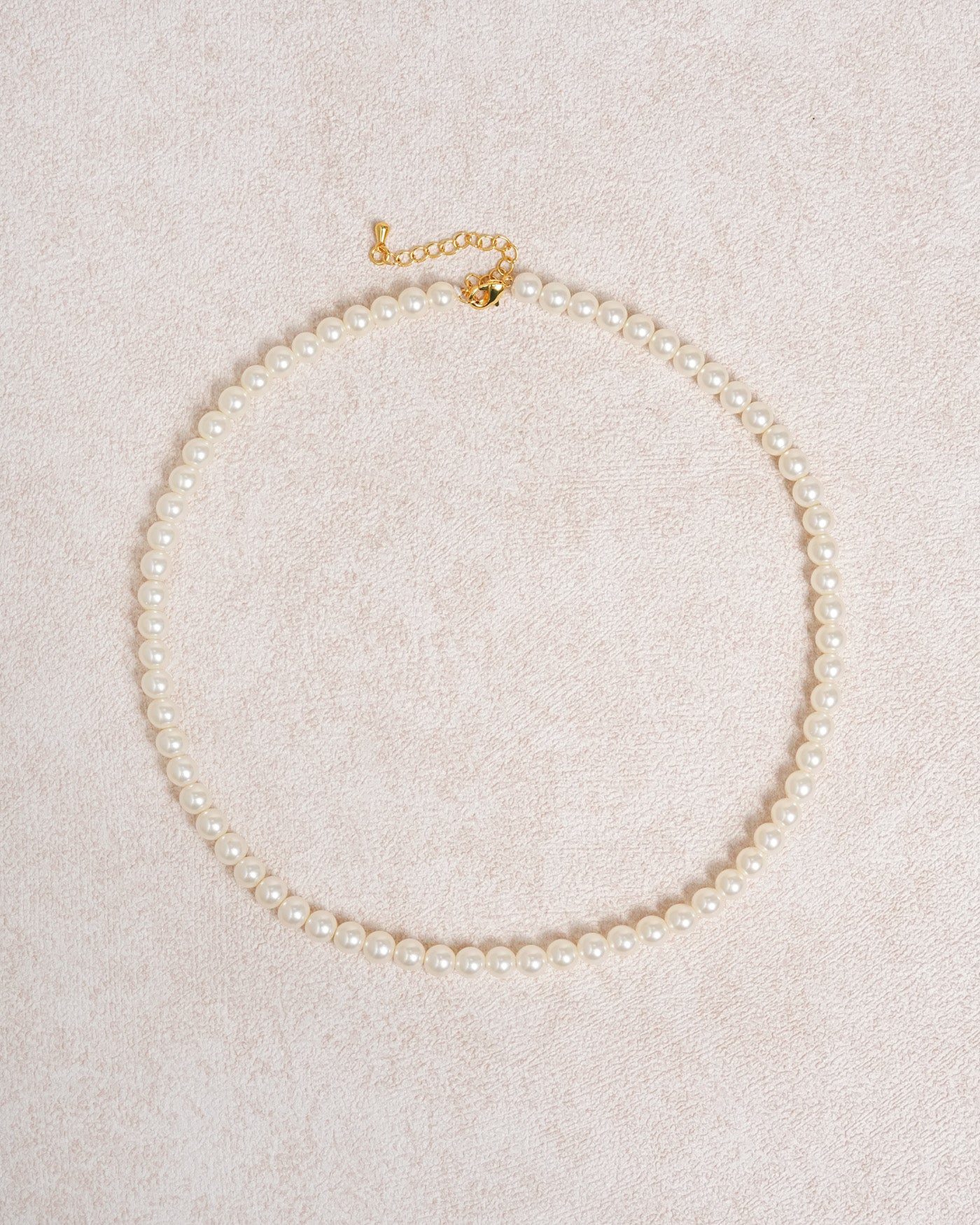 Collar de perlas blancas