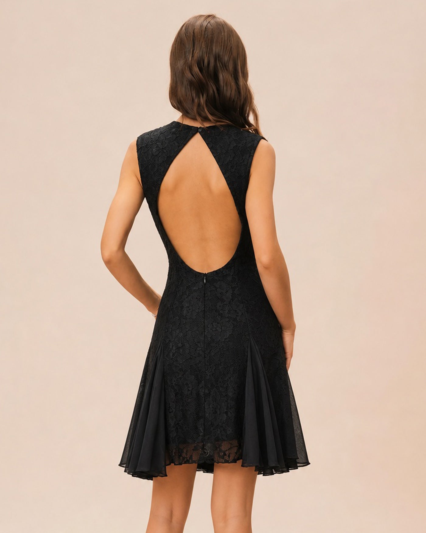 Vestido corto de encaje negro, escote barco y espalda descubierta