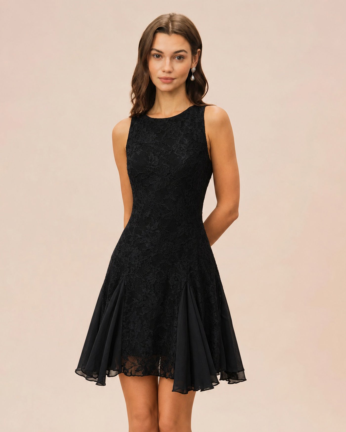 Vestido corto de encaje negro, escote barco y espalda descubierta