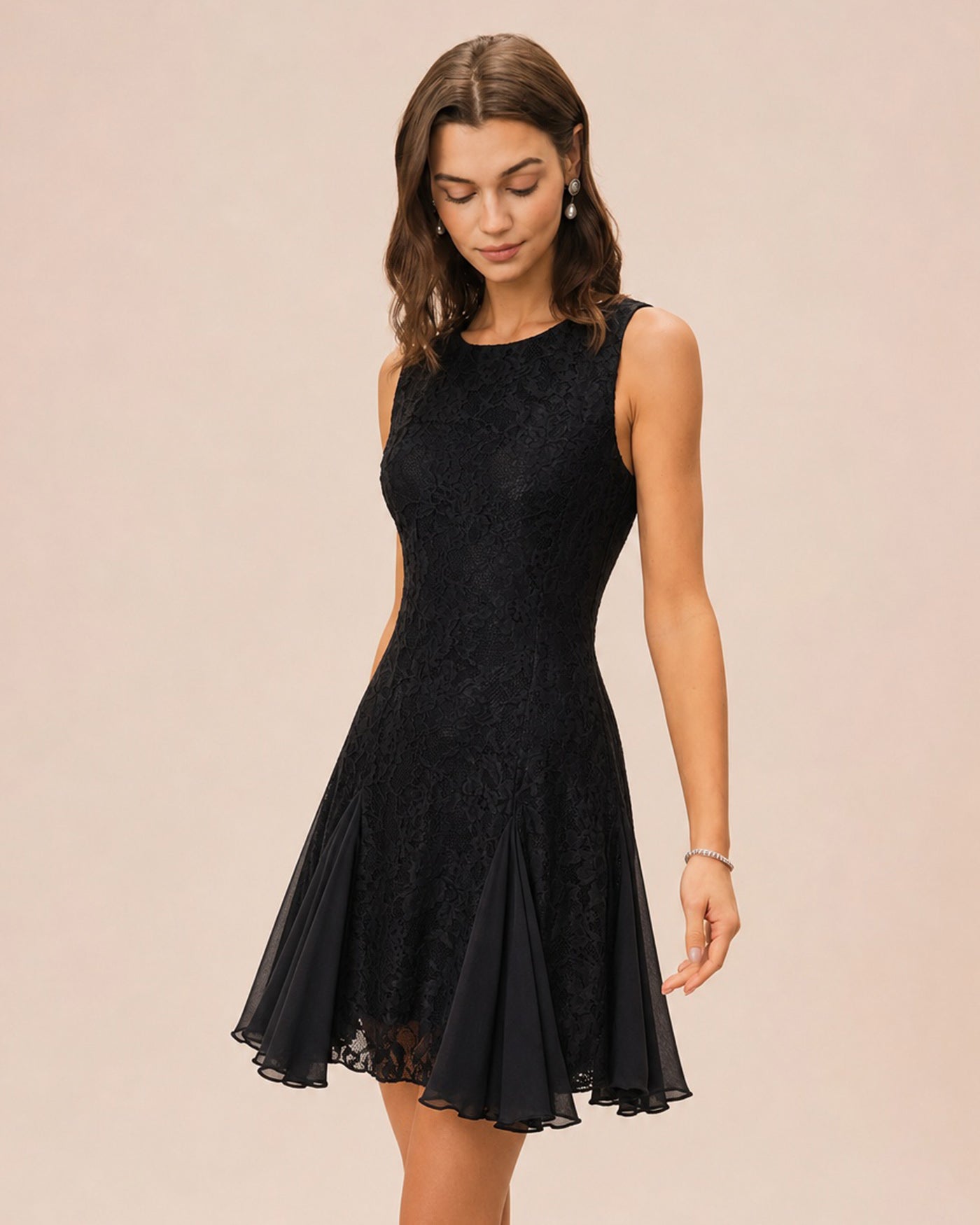 Vestido corto de encaje negro, escote barco y espalda descubierta