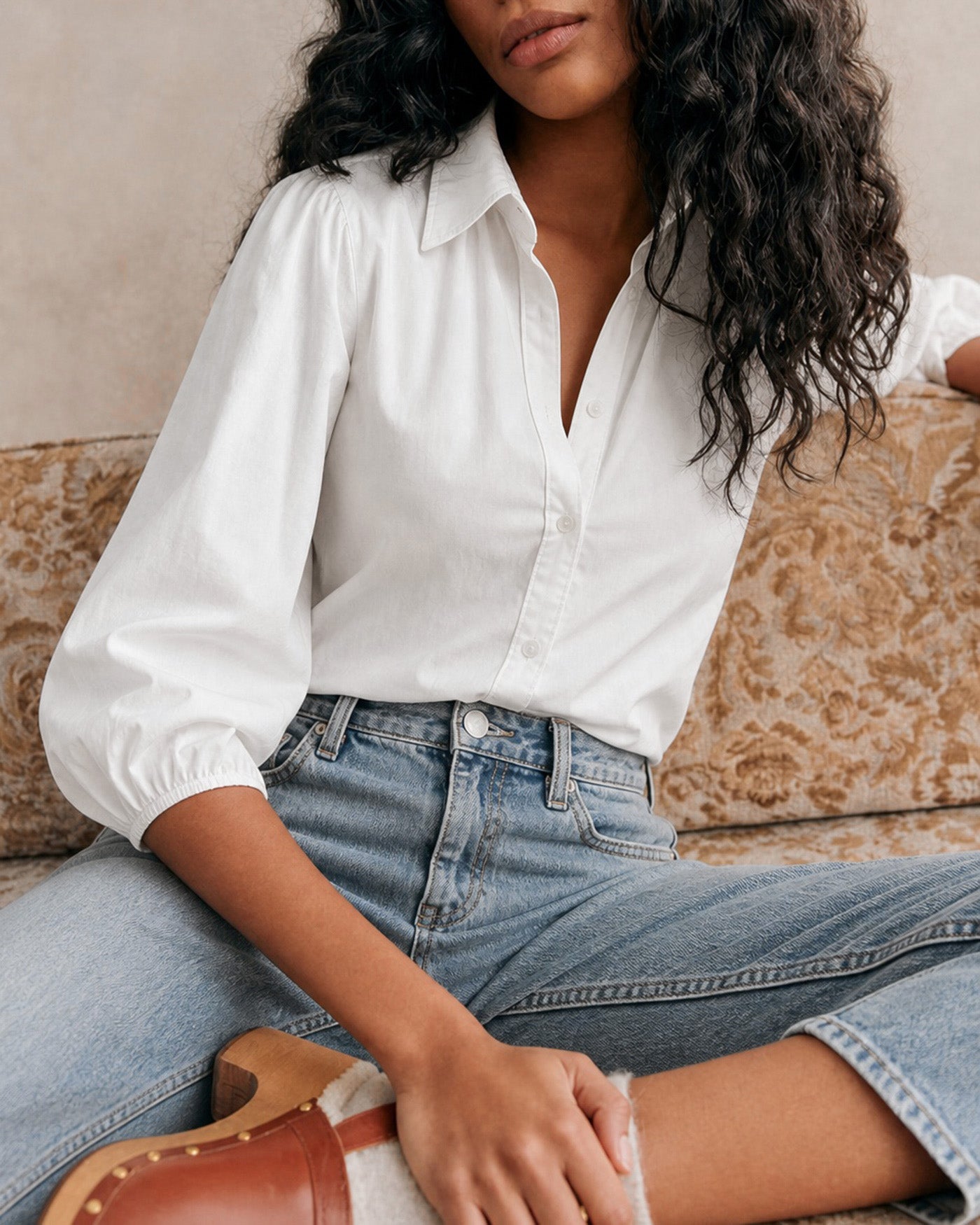 Camisa de botones con cuello blanco sólido