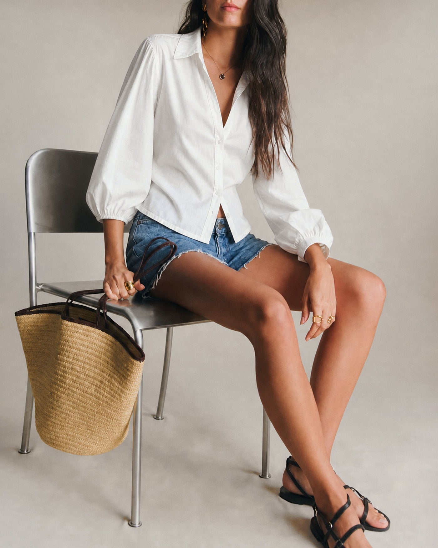 Camisa de botones con cuello blanco sólido