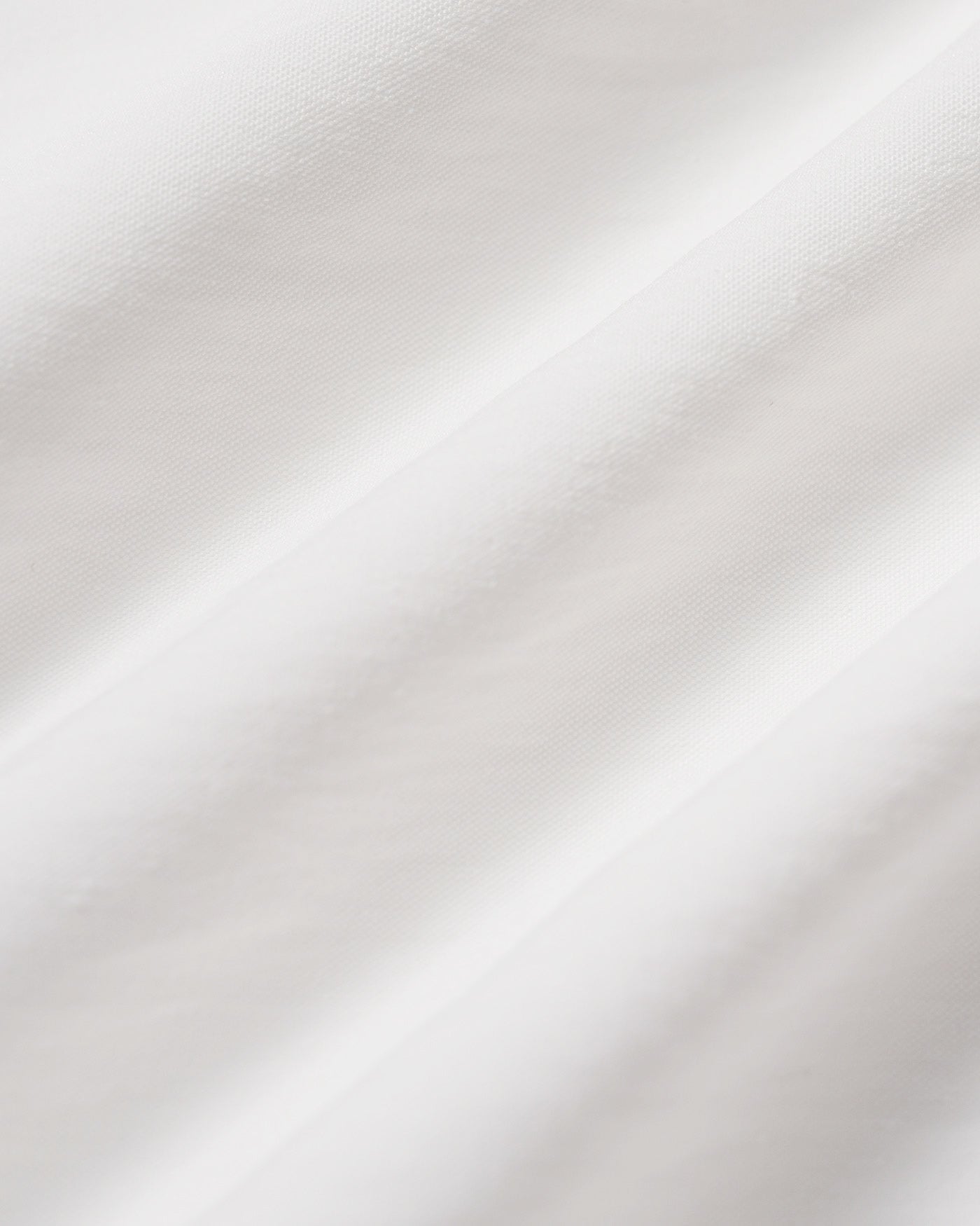 Camisa de botones con cuello blanco sólido
