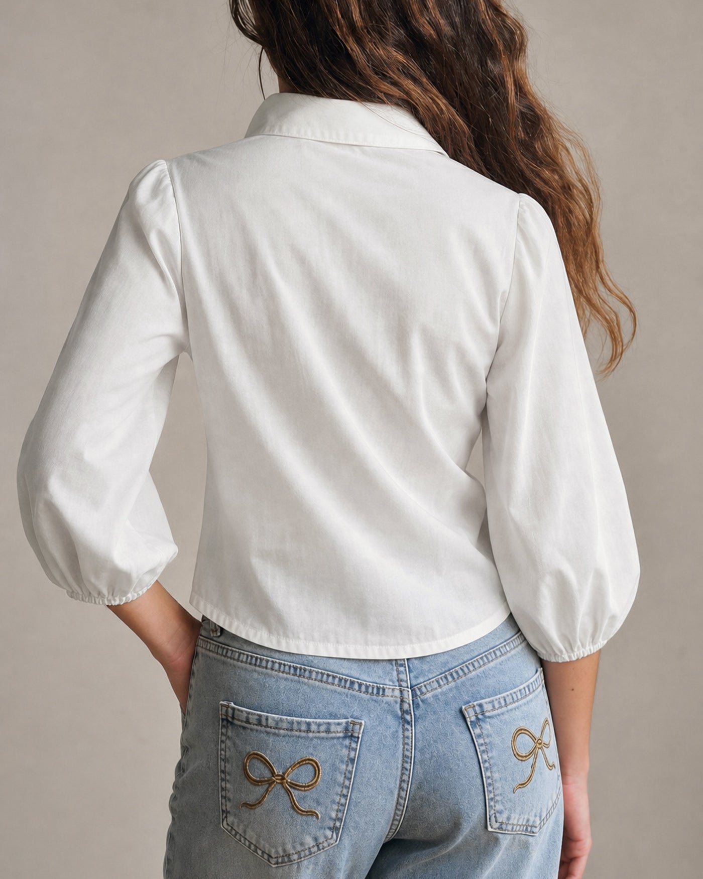 Camisa de botones con cuello blanco sólido