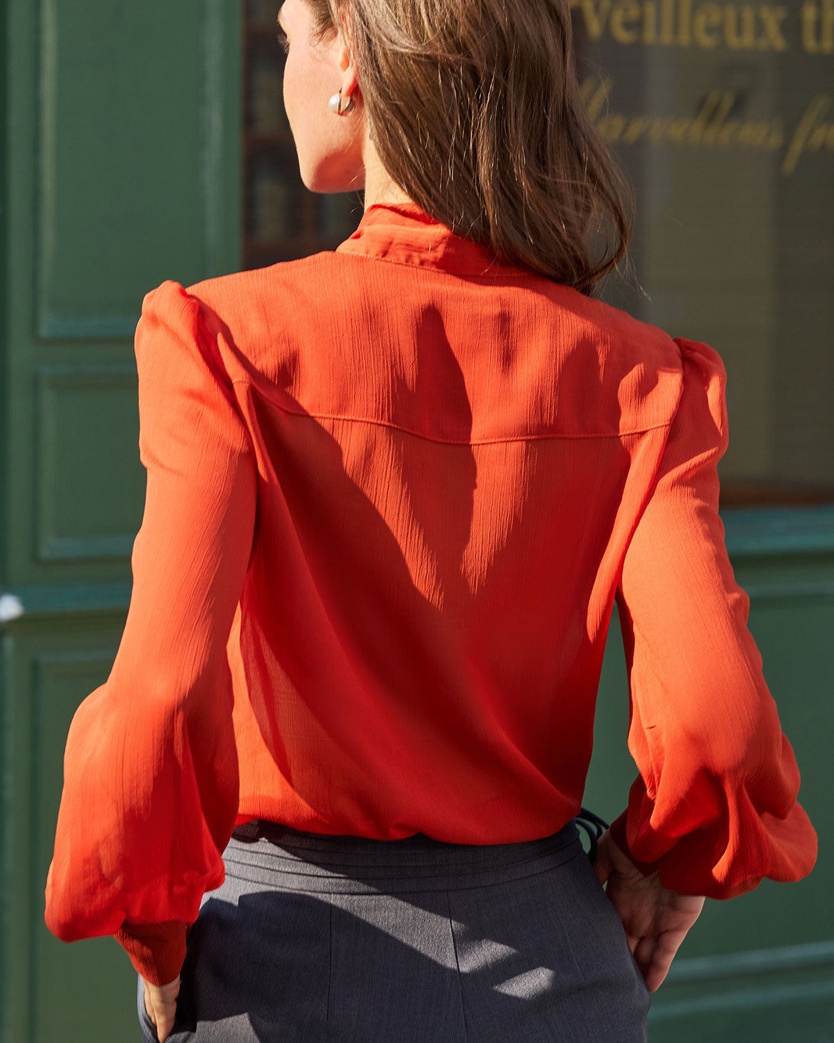 Blusa de chifón color rojo ladrillo con cuello anudado