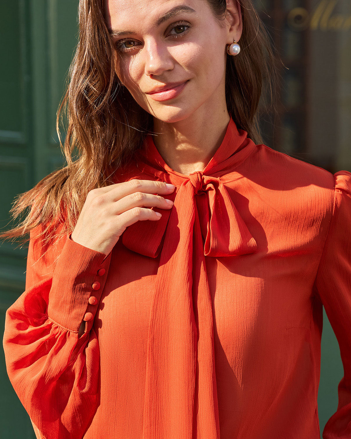 Blusa de chifón color rojo ladrillo con cuello anudado