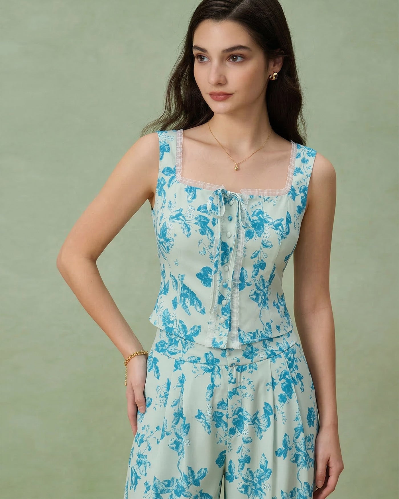 Top de tirantes cuadrado con flores azules
