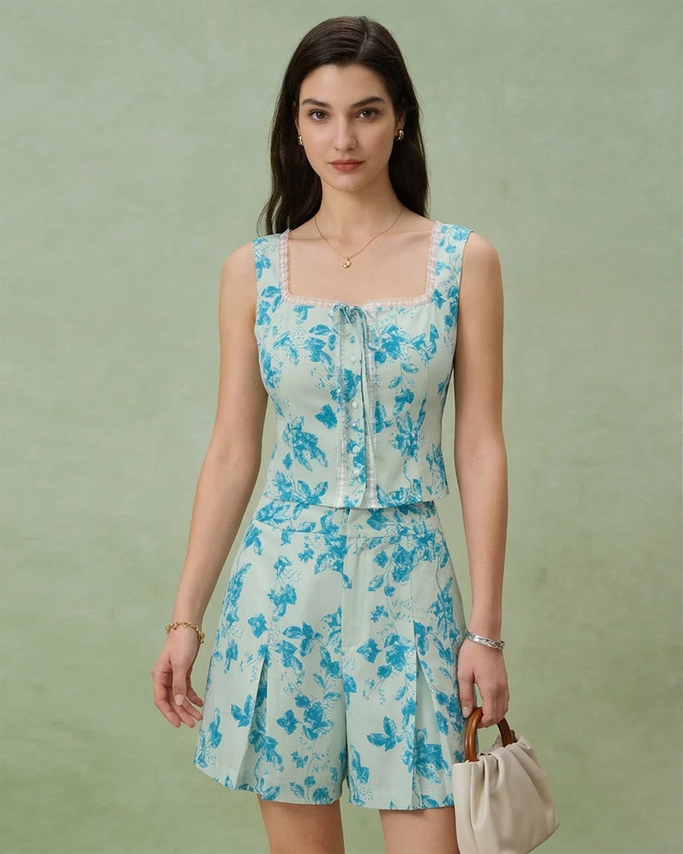 Top de tirantes cuadrado con flores azules